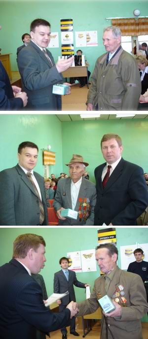 Министр транспорта ЧР В.Борисов вручил сотовые телефонные аппараты ветеранам в Красночетайском районе